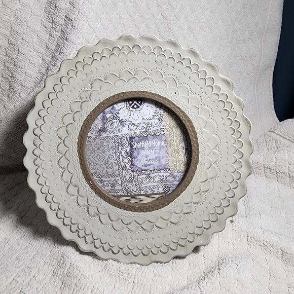 Sheffield Home Other - SHEFFIELD HOME 7.5” Round Ceramic Frame For 4 X 4 Picture Pale Green